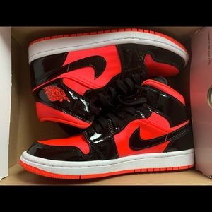 Women’s Mid Jordan 1’s bright crimson/black Sz 8.5